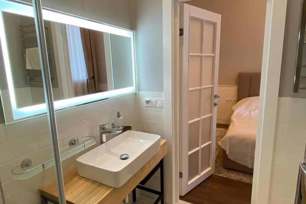 Apartament Hidden Gem With Its Own Private Entry At Lypky Kijów Zewnętrze zdjęcie